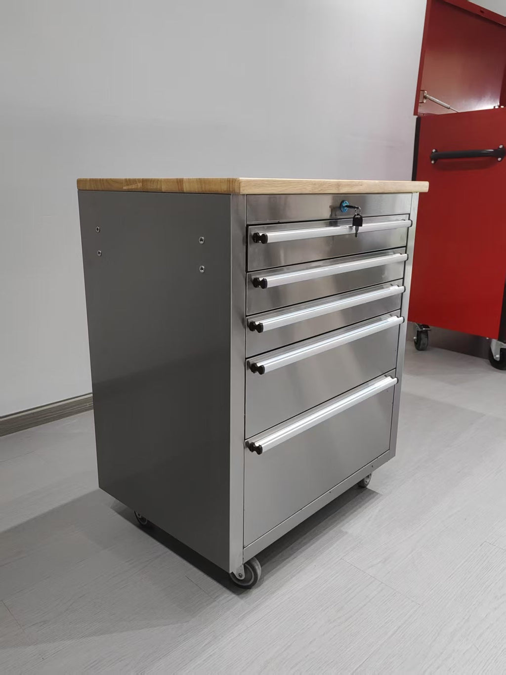 Établi à outils roulant de 66 cm (26 po) en acier inoxydable à 5 tiroirs avec plateau en bois d'hévéa – Tiroirs verrouillables et roulettes – TB2619S