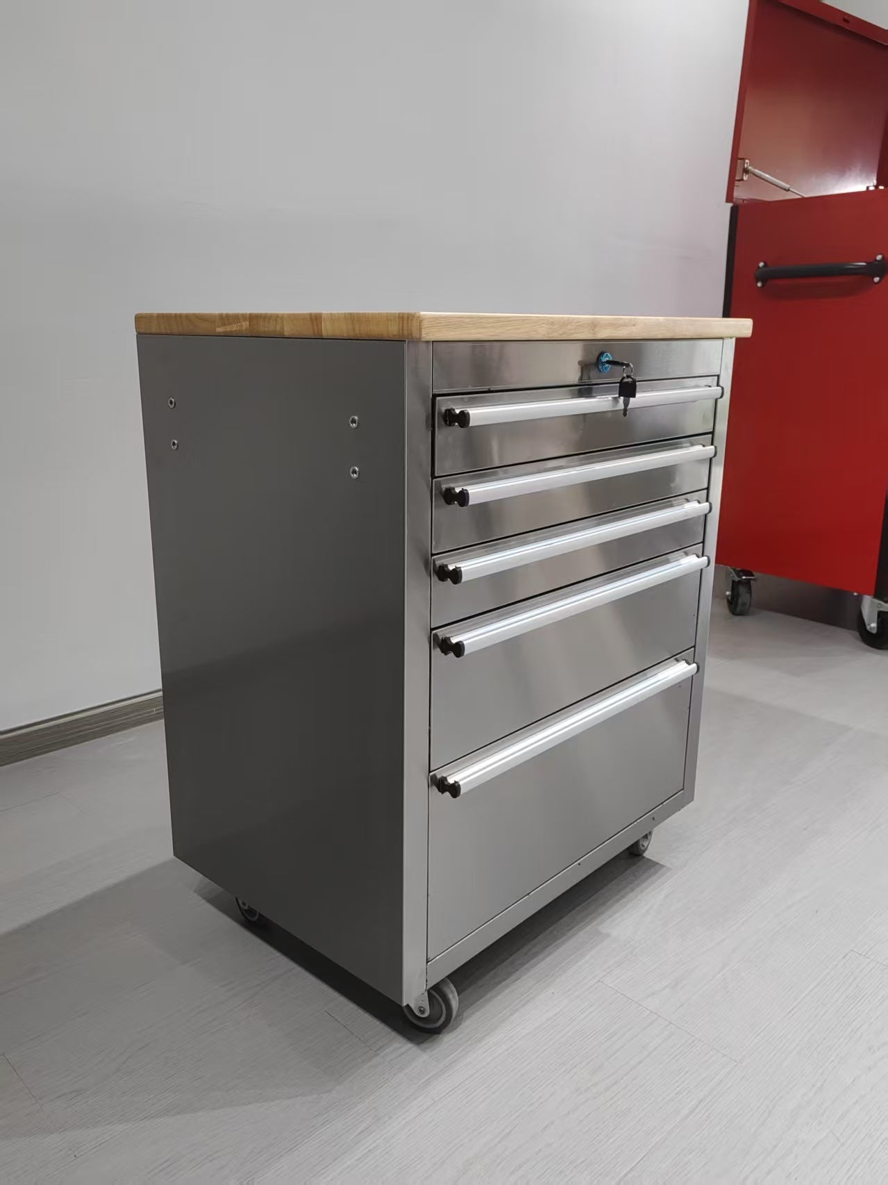 Établi à outils roulant de 66 cm (26 po) en acier inoxydable à 5 tiroirs avec plateau en bois d'hévéa – Tiroirs verrouillables et roulettes – TB2619S