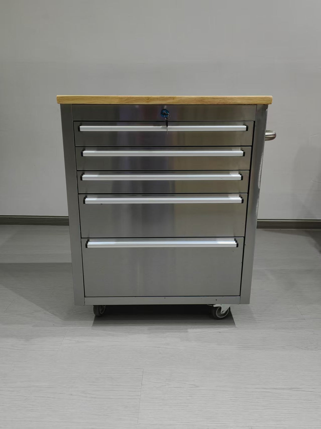 Établi à outils roulant de 66 cm (26 po) en acier inoxydable à 5 tiroirs avec plateau en bois d'hévéa – Tiroirs verrouillables et roulettes – TB2619S