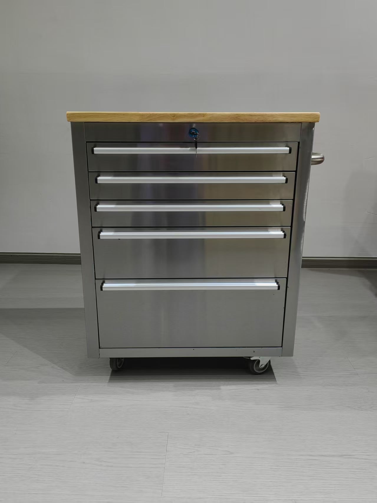 Établi à outils roulant de 66 cm (26 po) en acier inoxydable à 5 tiroirs avec plateau en bois d'hévéa – Tiroirs verrouillables et roulettes – TB2619S