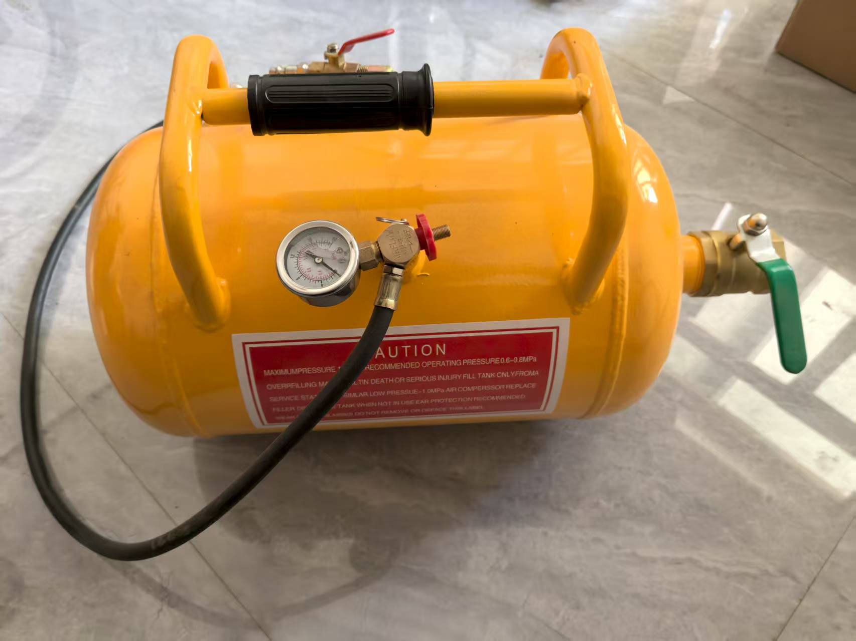 Machine à dégauchirer les talons de pneus à double usage de 5 gallons avec réservoir d'air – Pression maximale de 145 PSI, Modèle : S1237