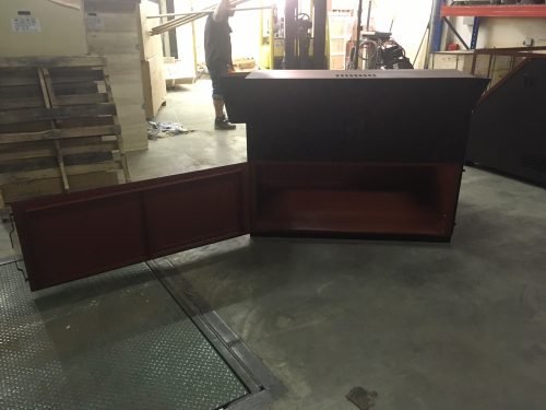 INCINÉRATEUR DE DÉCHETS EN ACIER ROBUSTE AVEC FOYER EXTÉRIEUR – Élimination des déchets industriels avec accès pour chariot élévateur | 214517 