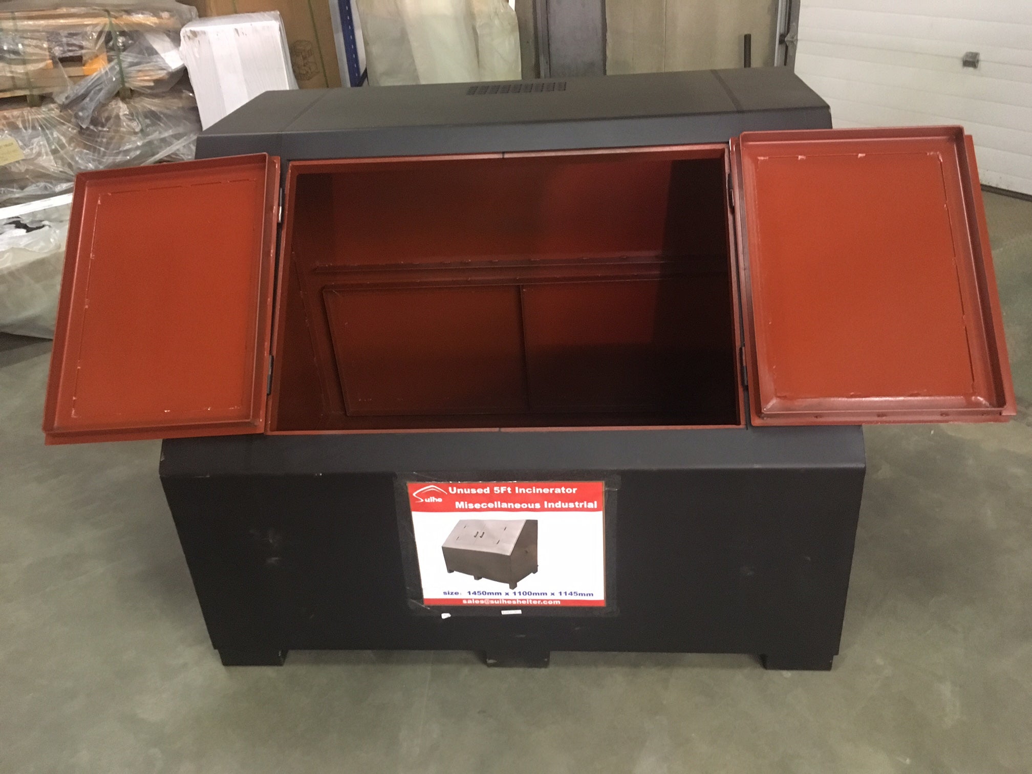 INCINÉRATEUR DE DÉCHETS EN ACIER ROBUSTE AVEC FOYER EXTÉRIEUR – Élimination des déchets industriels avec accès pour chariot élévateur | 214517 