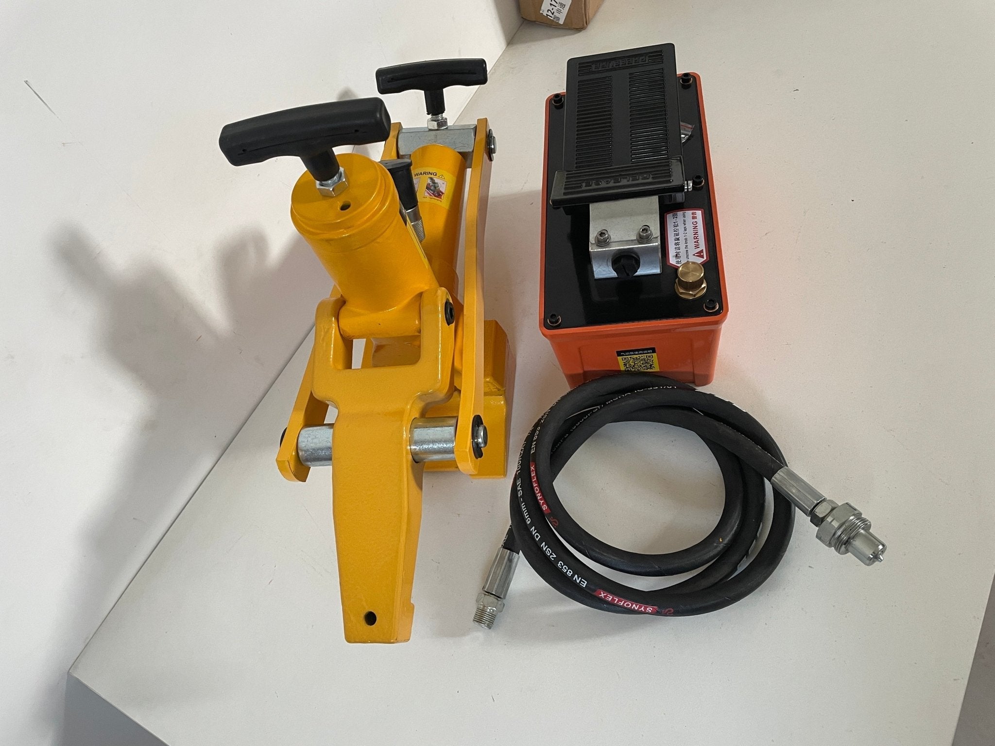 Kit de détalonneur hydraulique pour pneus poids lourds et agricoles avec pompe à pied 10 000 PSI – Réf. : S1181