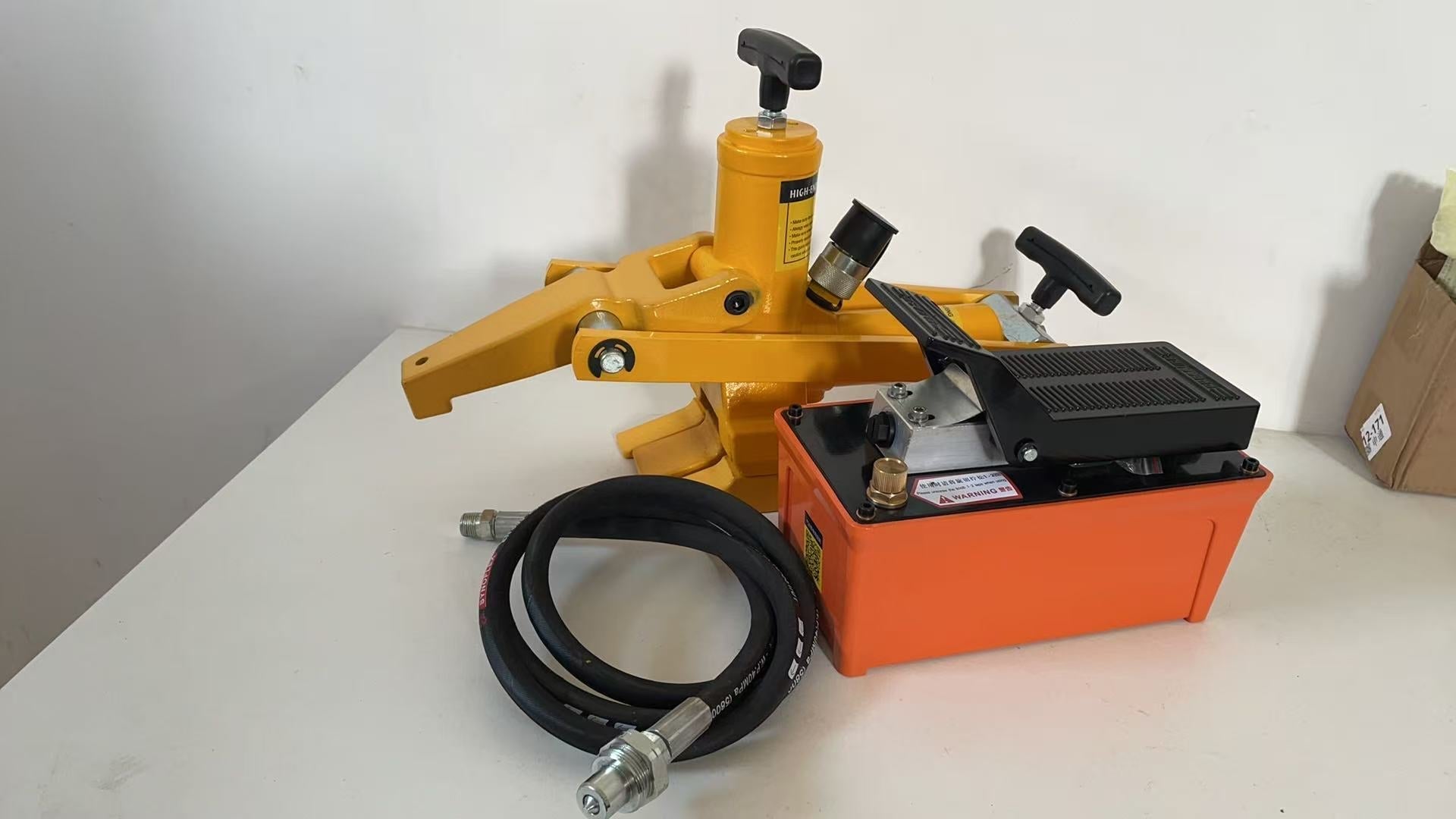 Kit de détalonneur hydraulique pour pneus poids lourds et agricoles avec pompe à pied 10 000 PSI – Réf. : S1181