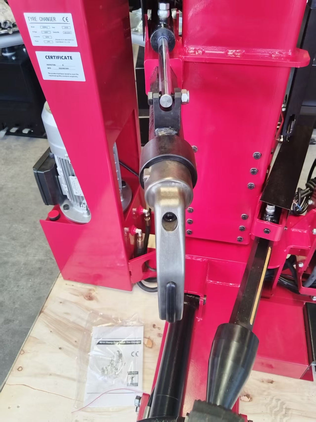 Démonte-pneus vertical robuste pour semi-remorques – Modèle HC8930