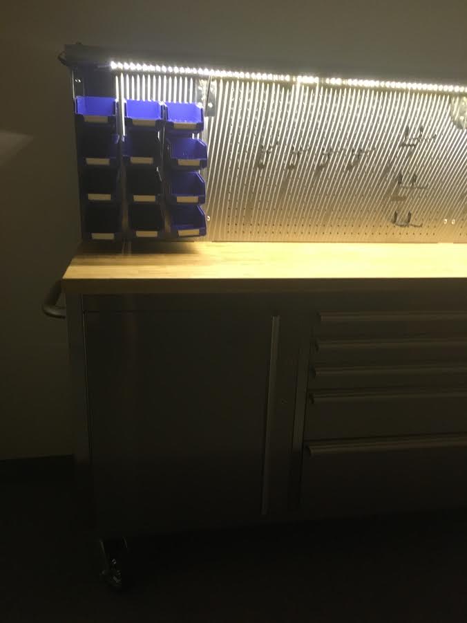 Établi à outils en acier inoxydable 84 pouces – 11 tiroirs, plateau en bois et éclairage LED | 8411D