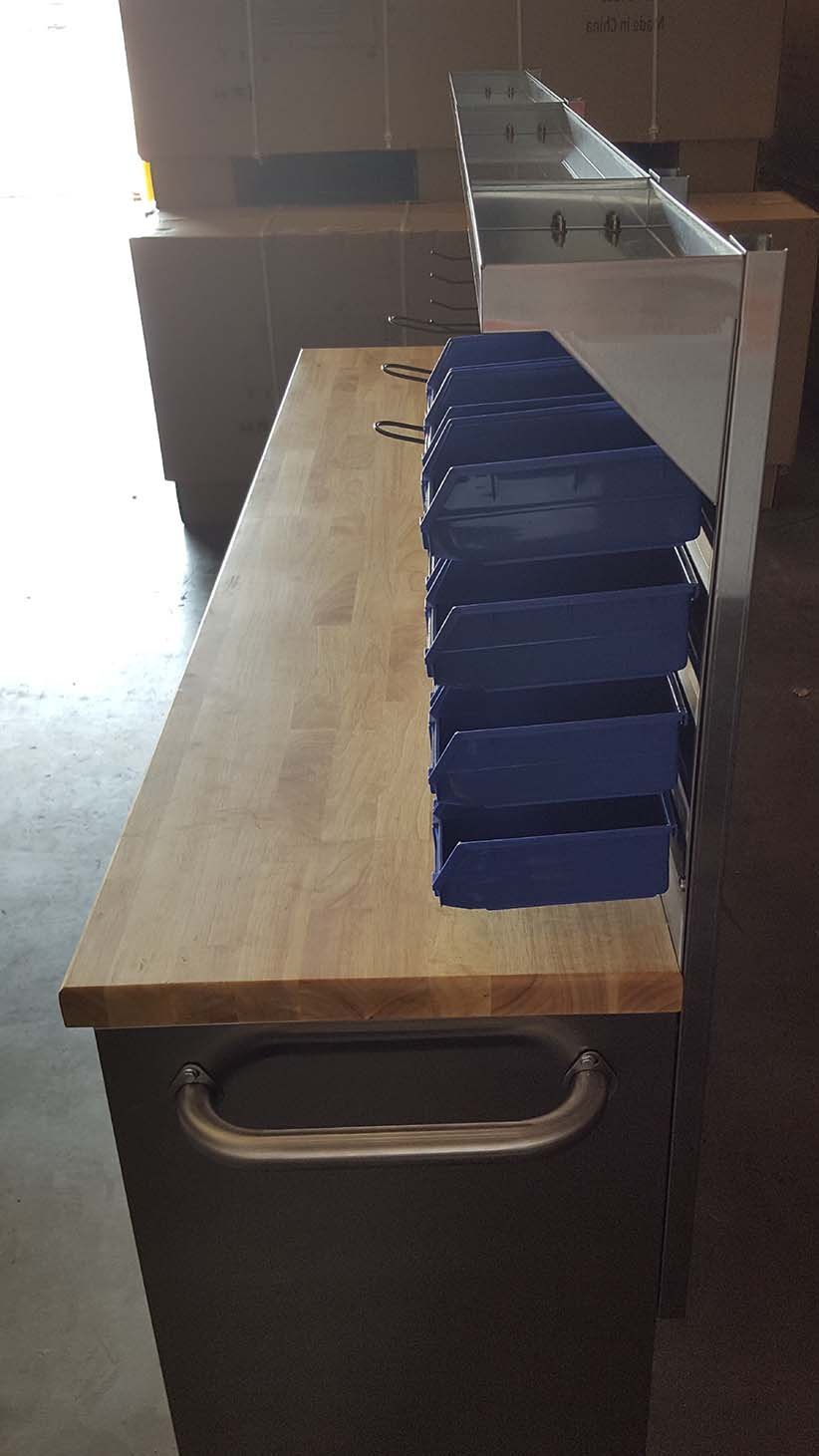 Établi à outils en acier inoxydable 84 pouces – 11 tiroirs, plateau en bois et éclairage LED | 8411D