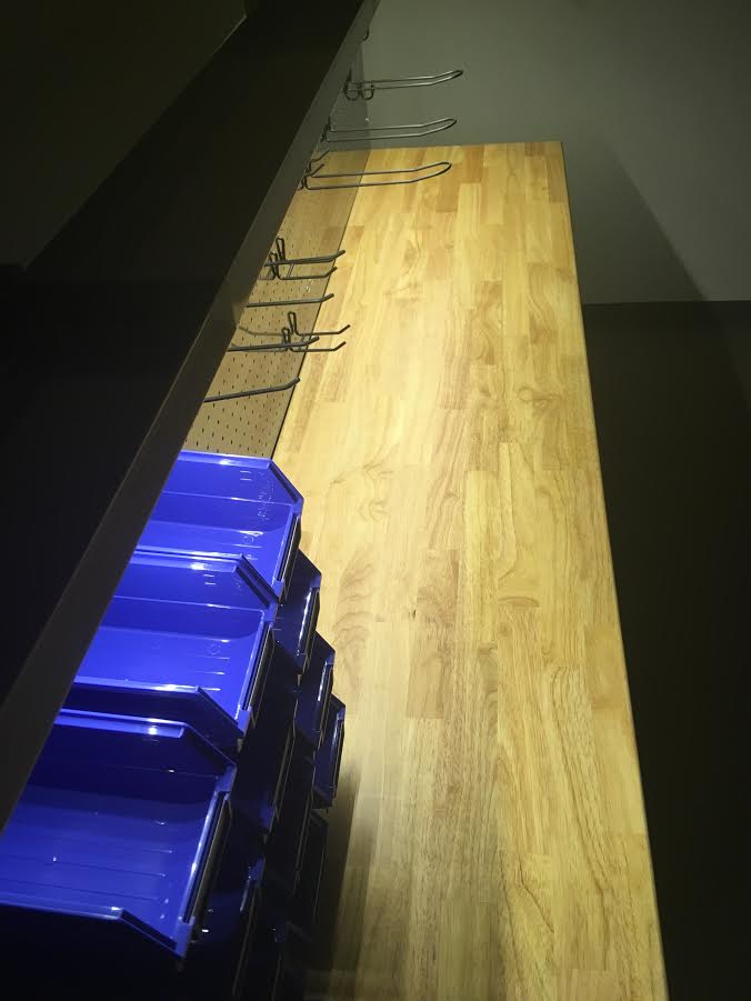 Établi à outils en acier inoxydable 84 pouces – 11 tiroirs, plateau en bois et éclairage LED | 8411D