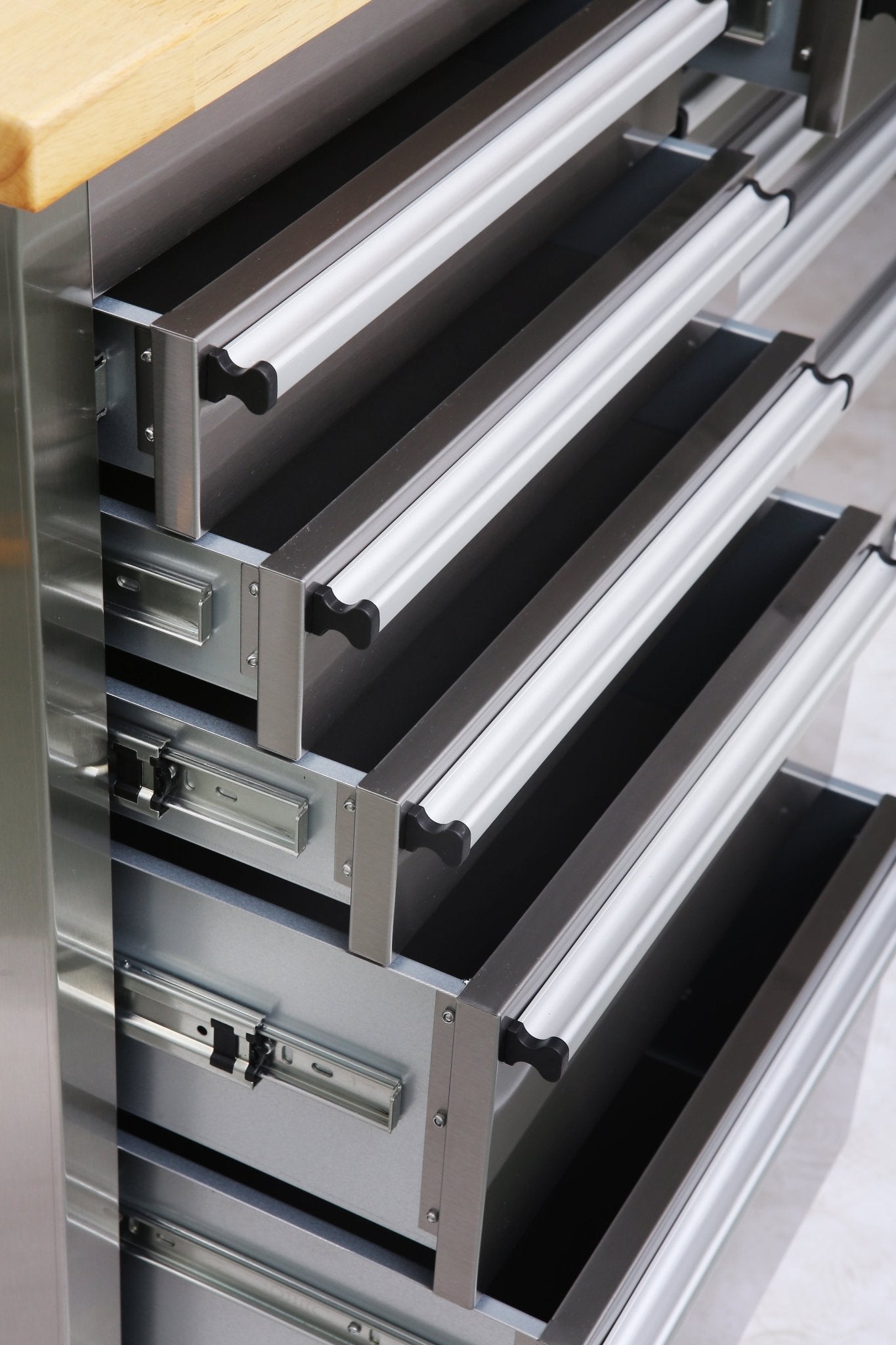 Nouvelle armoire à outils de garage en acier inoxydable 55 avec armoires supérieures et panneau perforé – Modèle HTC5512W