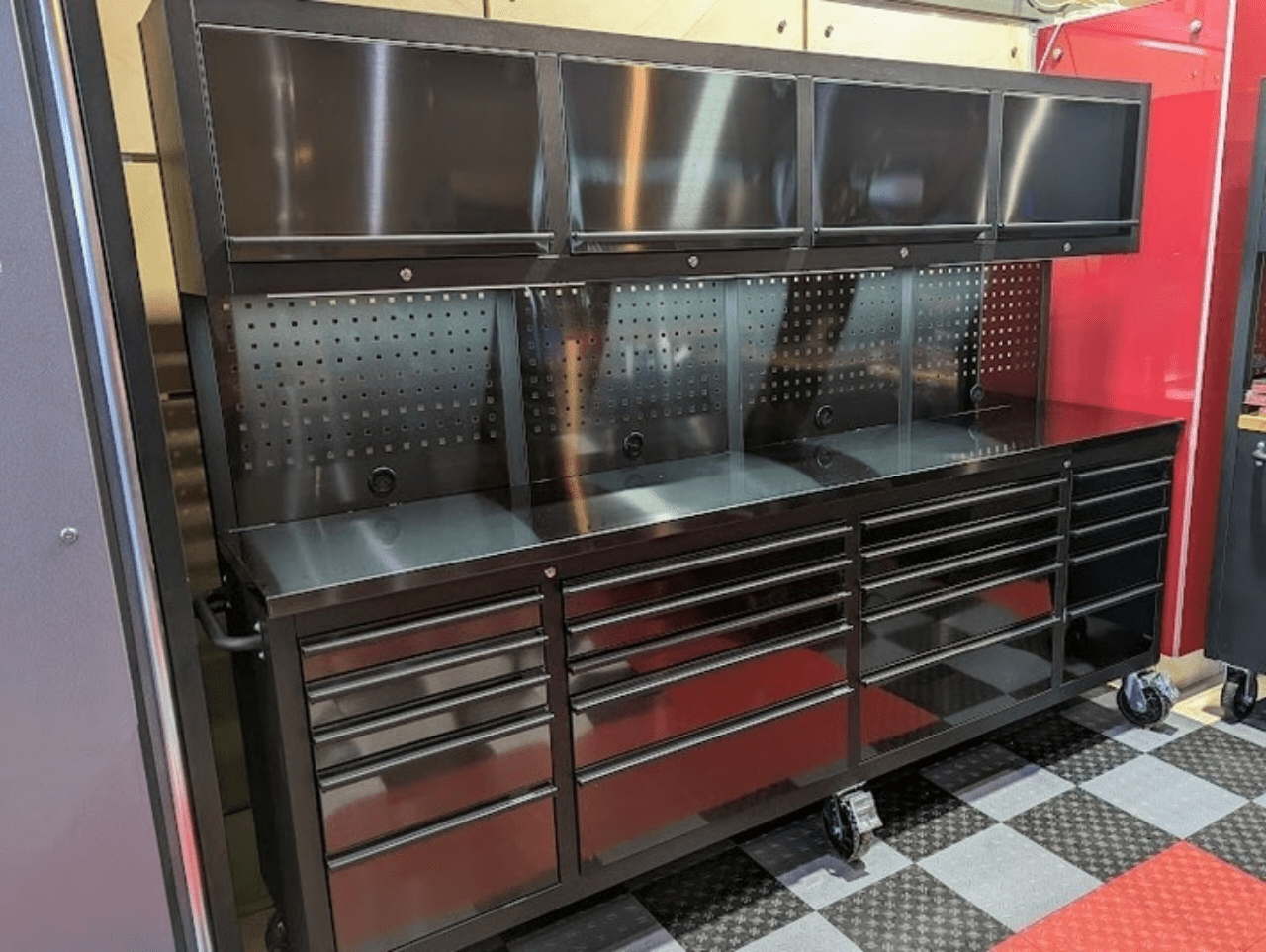 Établi et armoire à outils de luxe en acier inoxydable noir de 2,4 m (8 pi) – Poste de travail mobile, Réf. : GTX2422BSS