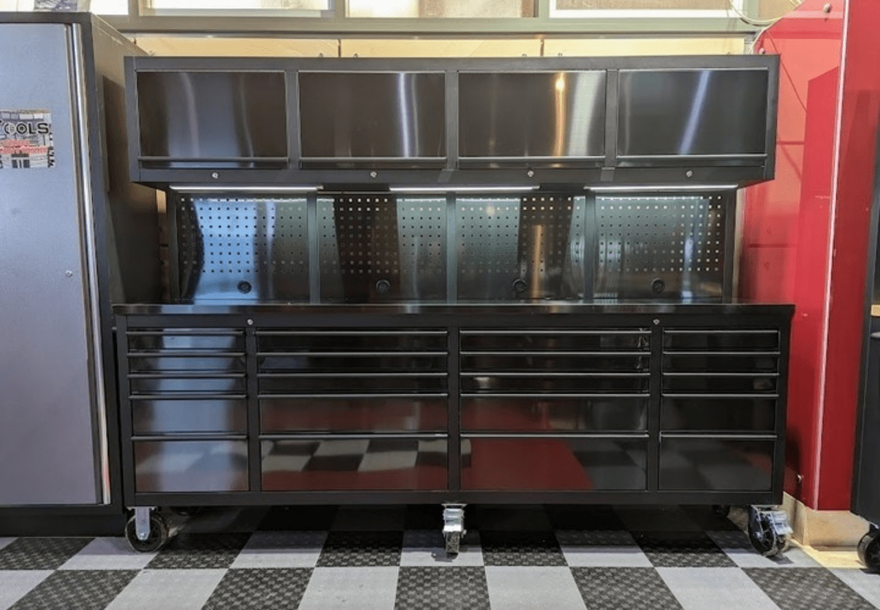 Établi et armoire à outils de luxe en acier inoxydable noir de 2,4 m (8 pi) – Poste de travail mobile, Réf. : GTX2422BSS